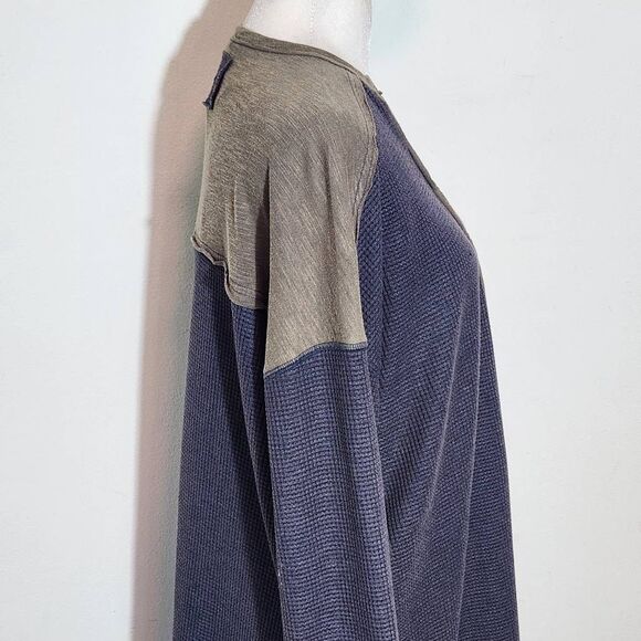 In Loom Charcoal Gray Colorblock Oversized Waffle Knit Henley Top NWT Size Small - Picture 6 of 11